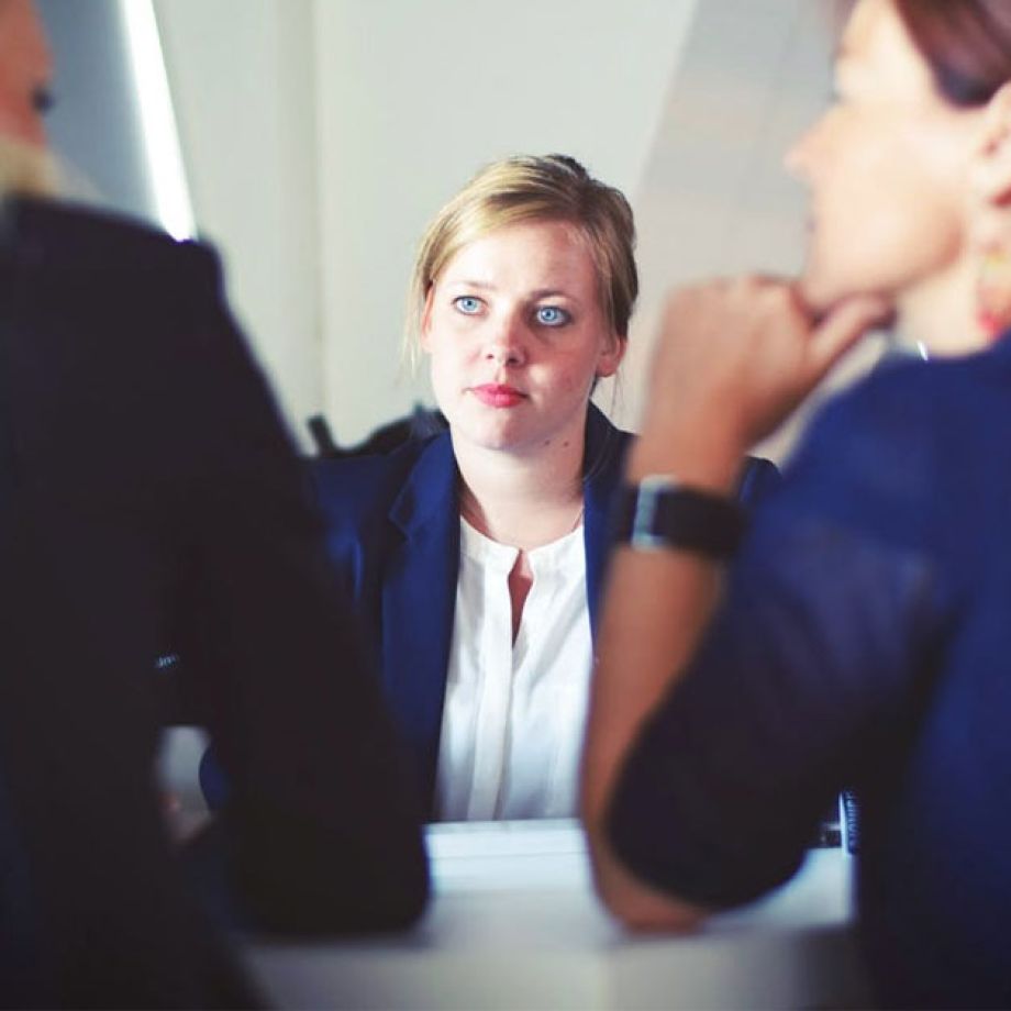 Come presentarsi ad un colloquio di lavoro? Ecco quali pettinature scegliere Come presentarsi ad un colloquio di lavoro? Ecco quali pettinature scegliere